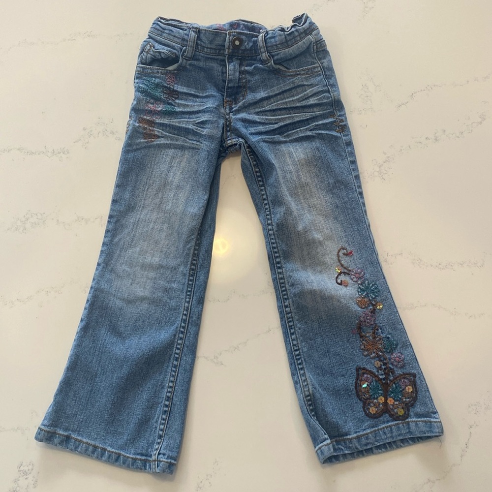 Adorable jeans with embroidery accents. Girls size 4.